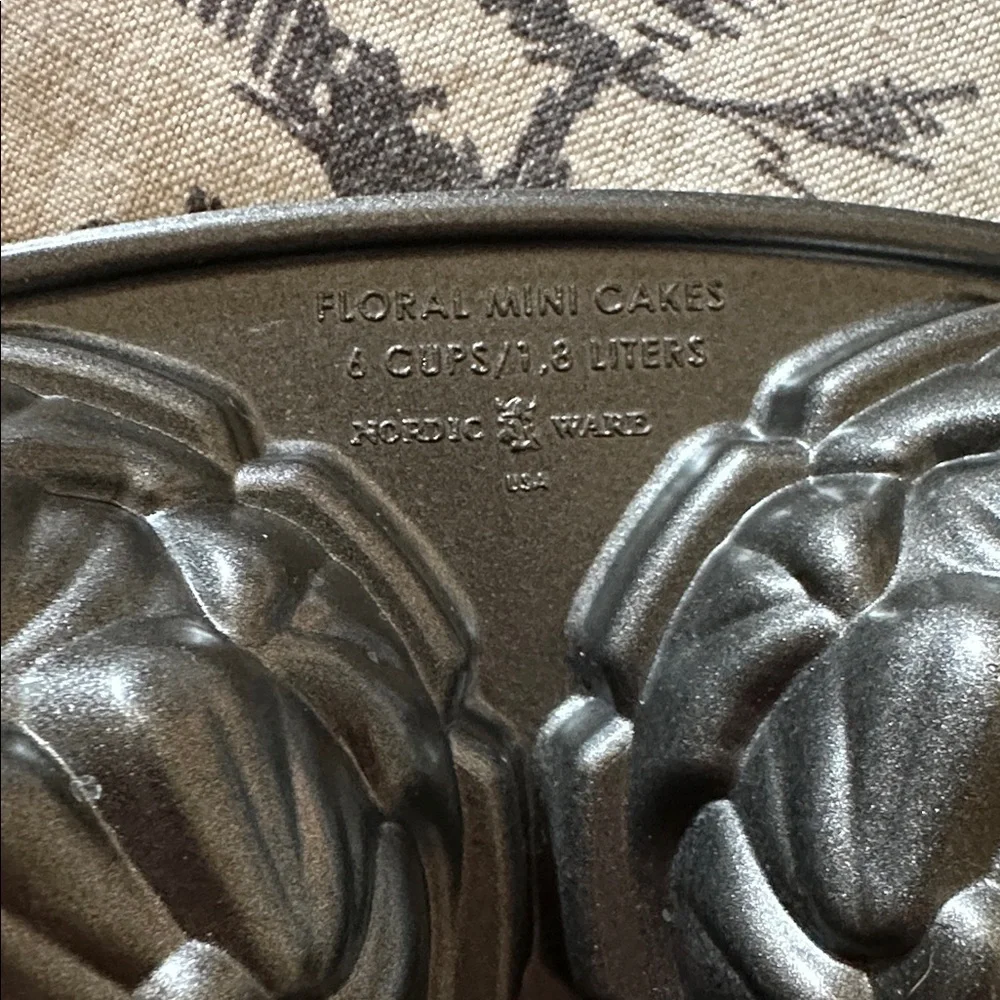 Nordic Ware Floral mini cakes pan - Picture 2 of 3